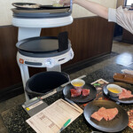 あみやき亭 - 配膳はロボットが持ってきてくれます