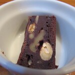 街角グラス - ナッツの入ったチョコレートケーキ