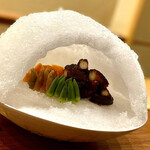 183643481 - ⑨鎌倉野菜のかまくら盛り〜涼しげなかまくら盛り。かまくらに見立てた氷の中は、蛸の軟らか煮、鰹出汁をたっぷり含んだオクラやみょうが、かぼちゃ、スナップえんどうなどの冷やし煮。夏らしい清涼感溢れる一品。