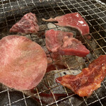 Shichirin Yakiniku Anan - ◆ 安安王道3種盛り（味ねぎ付）　税込980円
                        （安安カルビ、安安ハラミ、安安ロース）
                        
                        ◆ 牛タンコンビメニュー 牛タン塩×漬けカルビ　税込580円