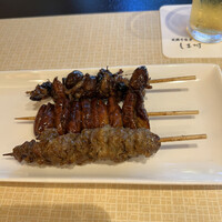 天然うなぎ しま村 - 串焼き。上からキモ、レバー、つくね。つくねは絶品。ぜひ食べてほしい。