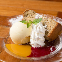 アールグレイのシフォンケーキバニラアイス添え