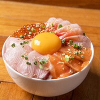 いろいろ魚介の贅沢海鮮丼