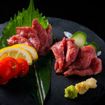 Directly delivered from a horse sashimi shop in Kumamoto! red meat sashimi