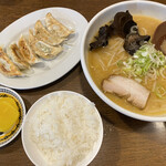 らーめん初代一国堂 - ランチセットA 880円　味噌ラーメン、餃子、麦めし、お漬物