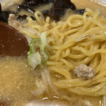 らーめん初代一国堂 - 麺のアップ　ひき肉入ってるの嬉しい