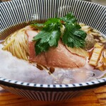 中華そば よしかわ - 白煮干し冷やしラーメンを手前からみる。