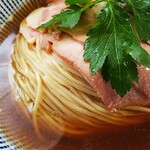 中華そば よしかわ - 綺麗な麺線です。