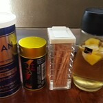 中華そば よしかわ - 卓上の調味料