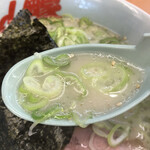 ラーメン山岡家 - ネギ塩とんこつスープ、美味し。