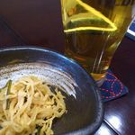 燻製居酒屋　くゆり - お通し（たくあんの千切りのようなもの）＋ビール