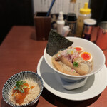 酒肴場 屯 - 【限定】冷やしらぁ麺（真昆布水×陸奥湾産帆立出汁）¥1300、「色々鮮魚のカマ焼き混ぜご飯」¥250