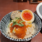 酒肴場 屯 - 「色々鮮魚のカマ焼き混ぜご飯」¥250（帆立、味玉はラーメンの具）