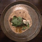 ADI - 【ヨーグルトソースとチリソースで食べる豚バラのロティ巻き】