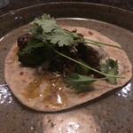 ADI - 【ヨーグルトソースとチリソースで食べる豚バラのロティ巻き】