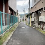 Isamiya - 店舗直ぐ裏駐車場。車1台通れる幅の狭い道路です。