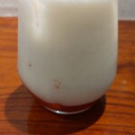 Yaki Miso Ramen Yadoya - 飲む点滴 自家製冷やし甘酒(ノンアルコール) 350円、マンゴー味といちご味から選べいちご味でお願いしました
