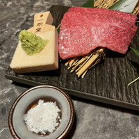 北新地焼肉 きらく - お塩は結晶みたいな雪塩タイプ。おろしたばかりの山葵。きく〜(≧∇≦*)