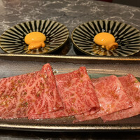 北新地焼肉 きらく - ご自慢のきらくのロースは卵黄と雲丹で♡
