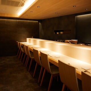 広々としたカウンター席。全席から大将のにぎり姿を見ることができます。