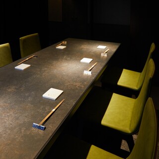 個室は3名様よりご予約を承っております。大きな窓があり開放感もあります。