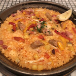 La Pesquera MARISQUERIA - Weekly Paellaは、チョリソソーセージとベーコン、さつまいもパエージャ