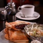 ローヤル珈琲店 - [手前]ホットサンド あんこバター@税込600円│[奥]ブレンド珈琲＠税込550円