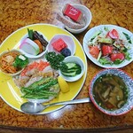Kafe andobuthikku ami - 特製アミランチ(メイン+副菜4種+彩りサラダ+きのこスープ+お茶菓子)