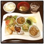 Sun Cafe - 玉川にひっそり佇む古民家
      
      バランスの取れたランチプレート♪
      鮭の味噌焼きがお気に入り(*´艸`*)