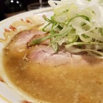 北海道らーめん ひむろ - 提供時のスープ。