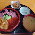 Shokujidokoro Shinkou - 三色丼 2,700円。
