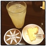 Sun Cafe - ランチプレートのデザート♪
      チーズケーキがかなり美味(*´艸`*)
