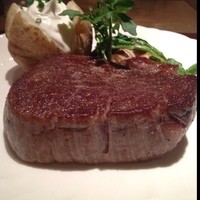 ステーキハウス リブルーム - A5等級 超特選和牛フィレ 300g。超柔らか〜。肉の旨味充分で、特製ソースやマスタードなど一切必要なくたいらげました。