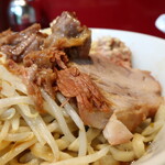 ラーメン二郎 - 豚の厚み