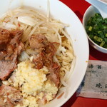 ラーメン二郎 - 汁なし半分＋ニンニク多め＋青ネギ