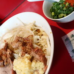 ラーメン二郎 - 汁なし半分＋ニンニク多め＋青ネギ