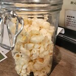 北海道イタリアン居酒屋 アザバルバンバン - お通し(380円)でポップコーン