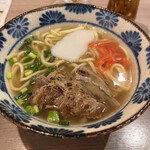 沖縄キッチン 與那覇ん家 - ソーキそばも目の前で炙ってくれる。写真はハーフ。量的に丁度良い。