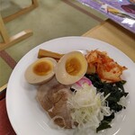 Kutsurogi Tei Yume Ya - トッピングの煮玉子とキムチは薬味のわかめ、チャーシュー。刻みネギ、メンマ、ナルトが皿と一緒に盛られて来ました