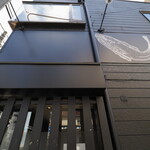 弘明寺丿貫 - 店舗を横から見上げる