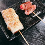 炭火やき鳥 じんじん - 左→厚切りベーコン焼きチーズ串　右→金時生姜ベーコン串
