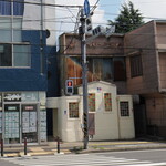 弘明寺丿貫 - 通りの向かいには公衆トイレがある