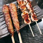 炭火やき鳥 じんじん - 左→夏季限定青南蛮つくね　右→とりむね青南蛮味噌焼き串