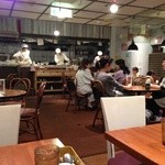 Mango Tsuri Kafe - 広くて座席数多めの店内