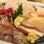 木古里 - 赤身はかつお。皮は軽くあぶっています。鯛、貝柱、しまあじ、そして蛍烏賊。ワサビも擦りたてで甘い！