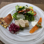 Tavola ASAKAWA - サラダ…レタス、トマト、赤蕪、パプリカなど信州産の野菜に信州サーモンのマリネ、パテ、玉子生地の上に生ハム、ピクルスの構成。