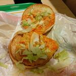 マクドナルド - スパイシーチキンバーガーを割ってみると… (2022.09.05)