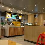 マクドナルド - マクドナルド 福山松永店 店内には「マックカフェ バイ バリスタ」も入っています (2022.09.05)