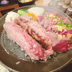 とろけるハンバーグ福よし - １分焼いたら半分に切って断面を焼く