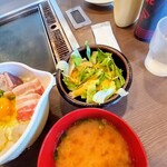 道とん堀 - 味噌汁　サラダ付き